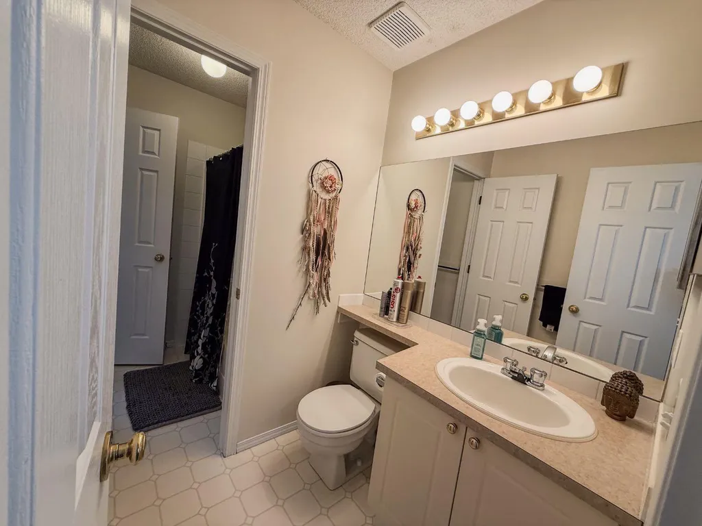 1749 Douglas Glen Grove SE Calgary AB T2Z 3A5