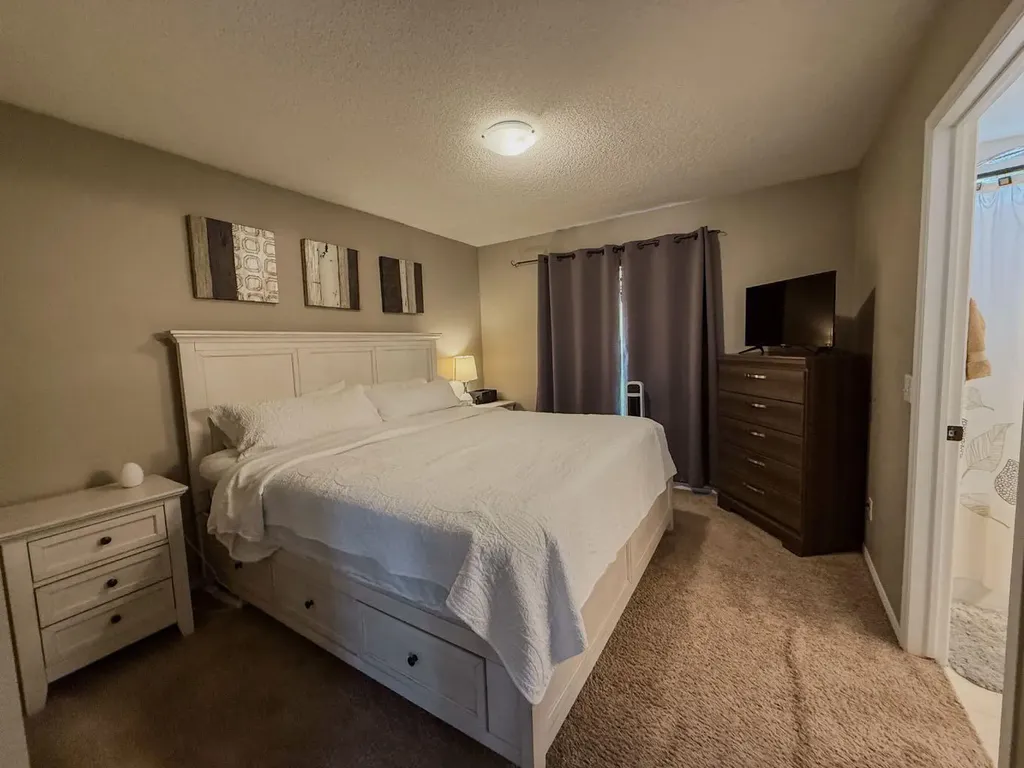 1749 Douglas Glen Grove SE Calgary AB T2Z 3A5