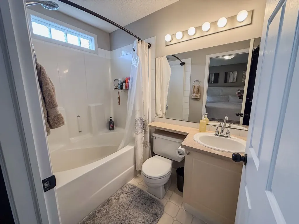 1749 Douglas Glen Grove SE Calgary AB T2Z 3A5