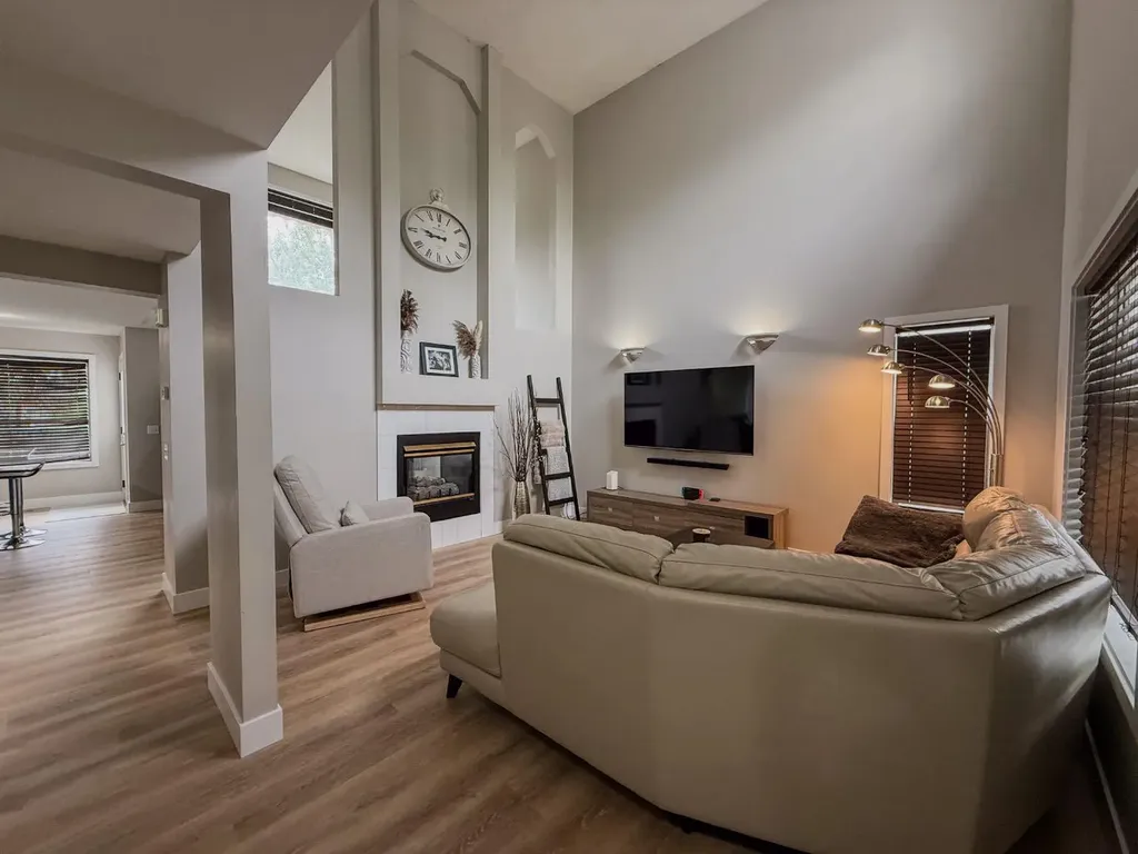1749 Douglas Glen Grove SE Calgary AB T2Z 3A5