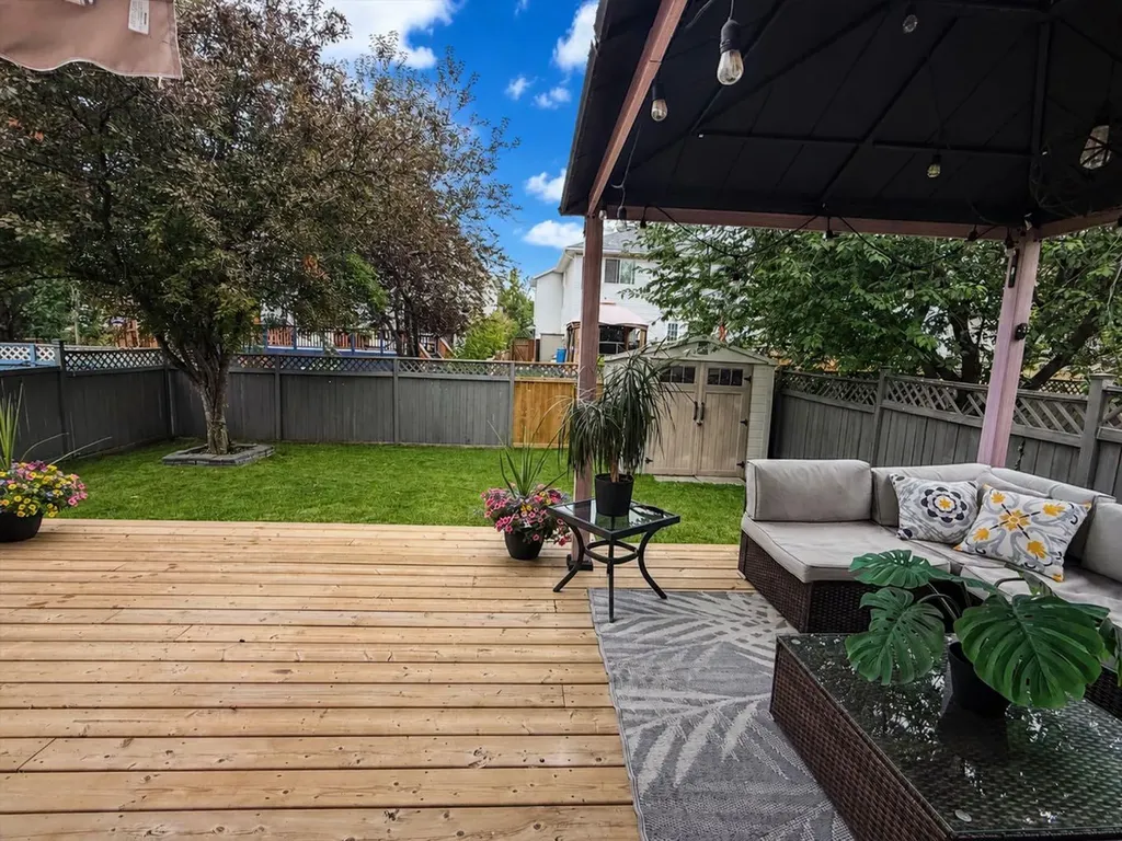 1749 Douglas Glen Grove SE Calgary AB T2Z 3A5