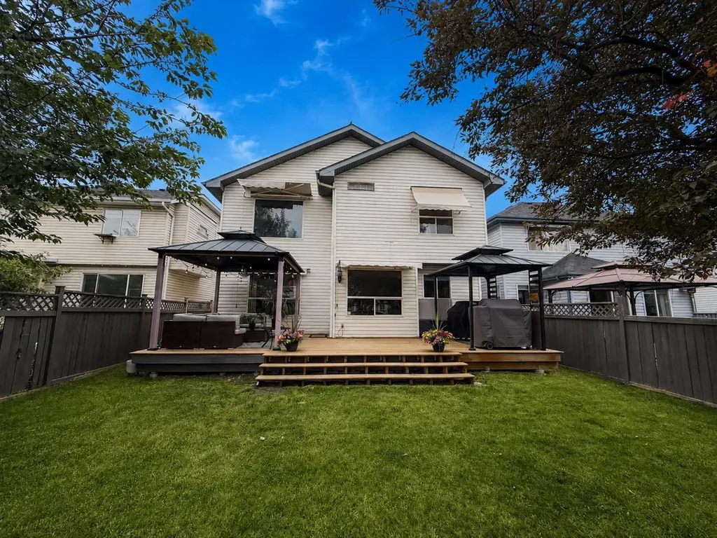 1749 Douglas Glen Grove SE Calgary AB T2Z 3A5