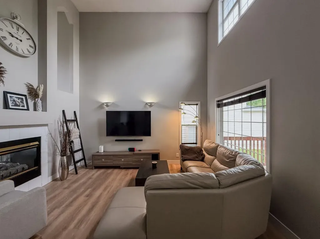 1749 Douglas Glen Grove SE Calgary AB T2Z 3A5