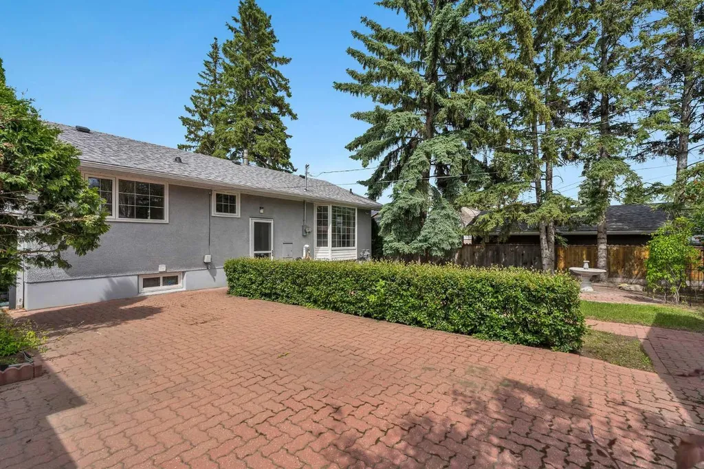 811 Seattle Drive SW Calgary AB T2W 0M9