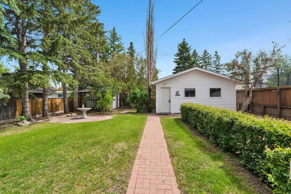 811 Seattle Drive SW Calgary AB T2W 0M9