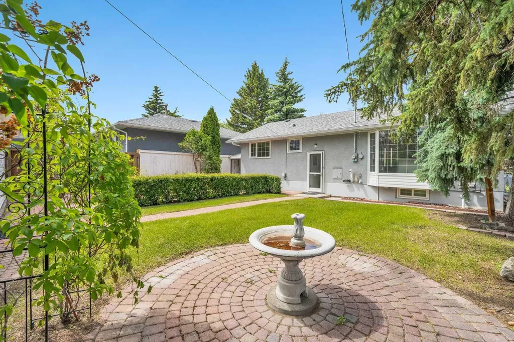 811 Seattle Drive SW Calgary AB T2W 0M9