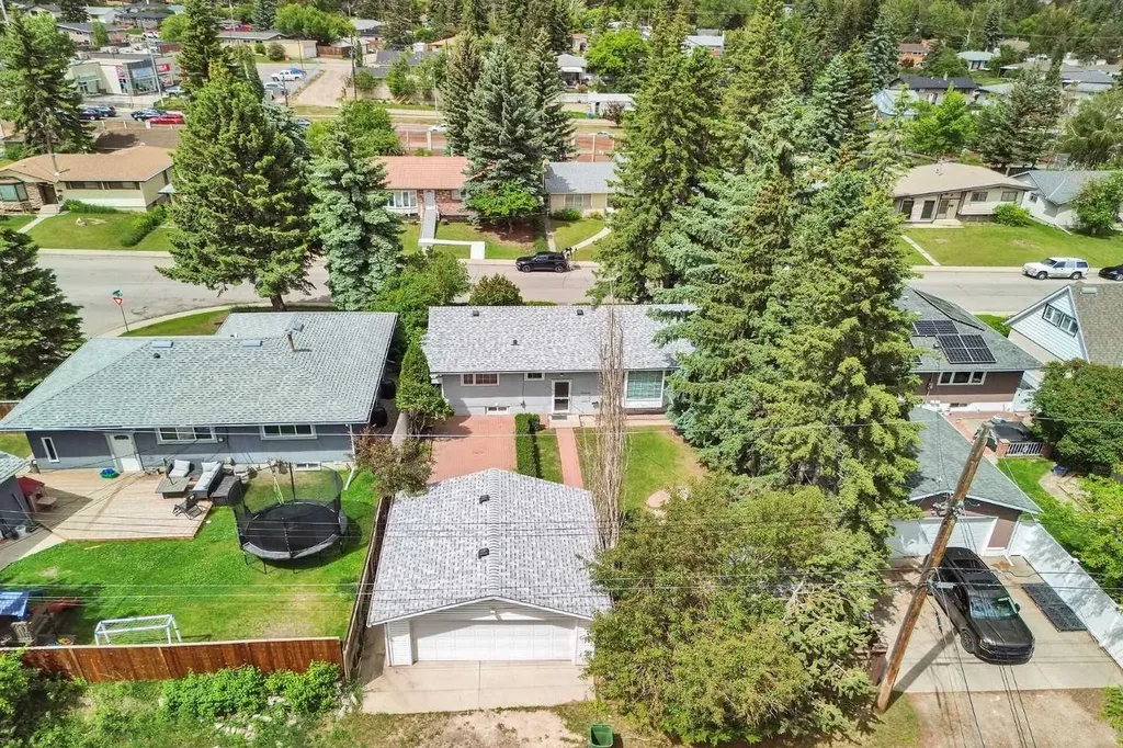 811 Seattle Drive SW Calgary AB T2W 0M9