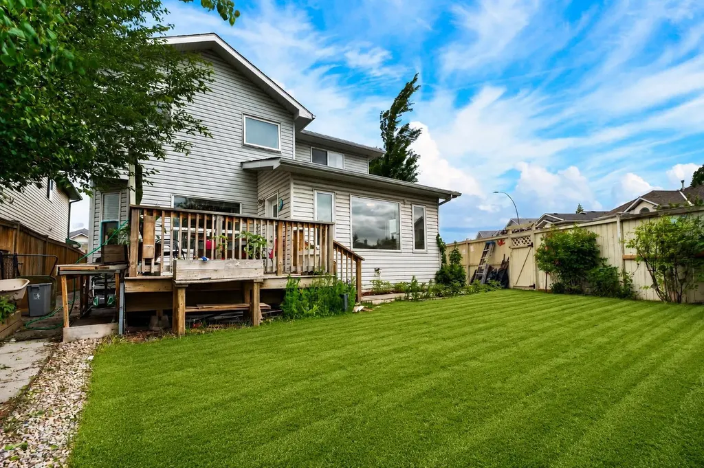 67 Douglas Ridge View SE Calgary AB T2Z 3C3
