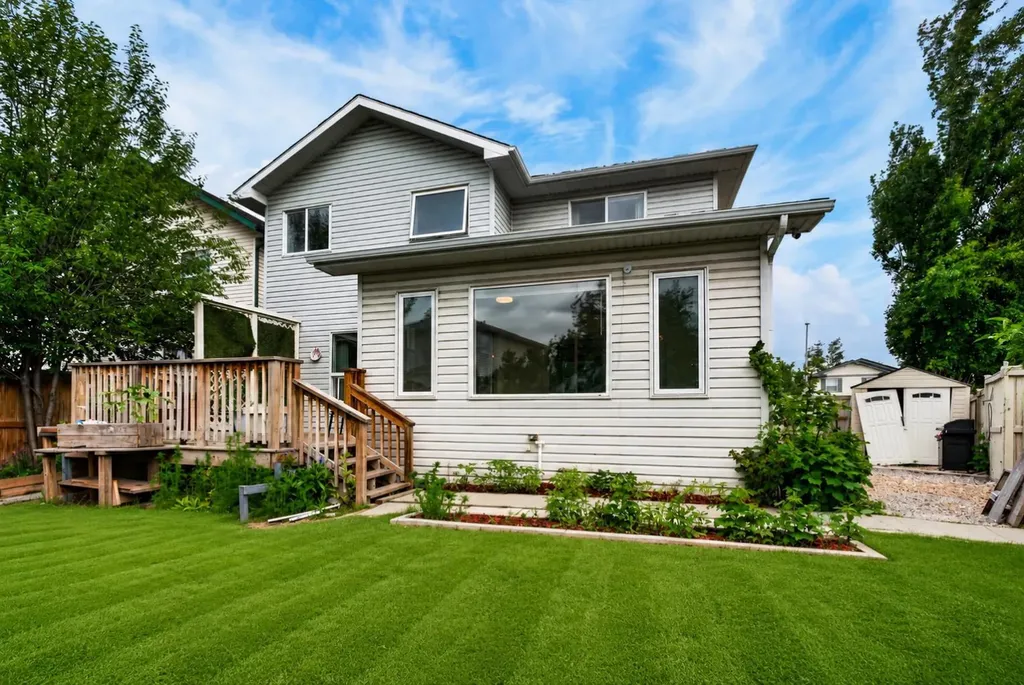 67 Douglas Ridge View SE Calgary AB T2Z 3C3