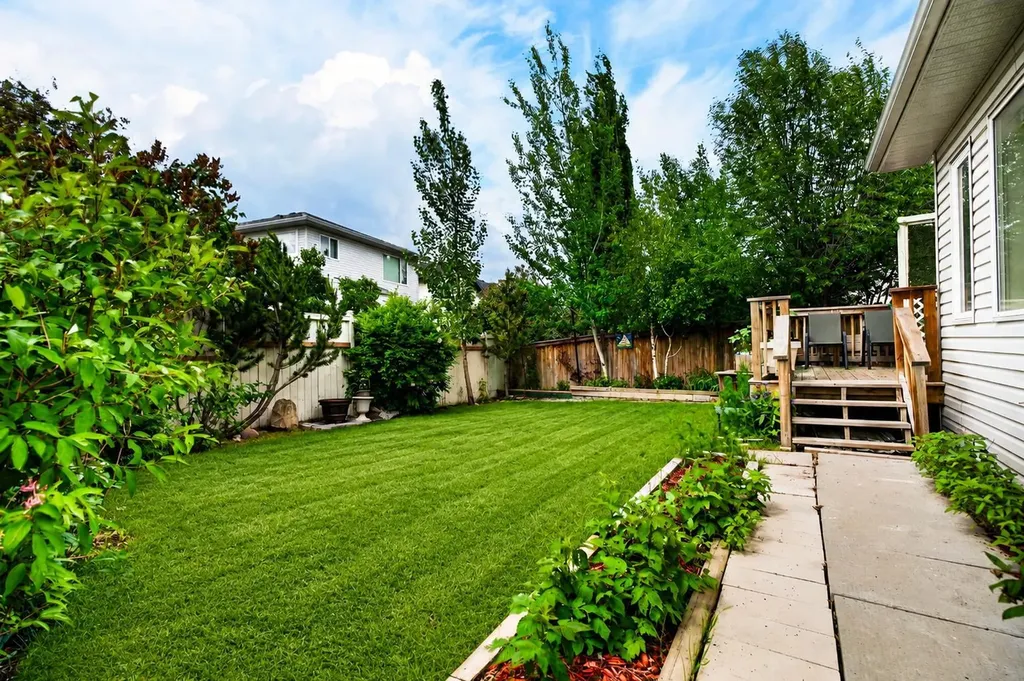 67 Douglas Ridge View SE Calgary AB T2Z 3C3