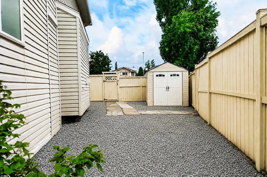 67 Douglas Ridge View SE Calgary AB T2Z 3C3
