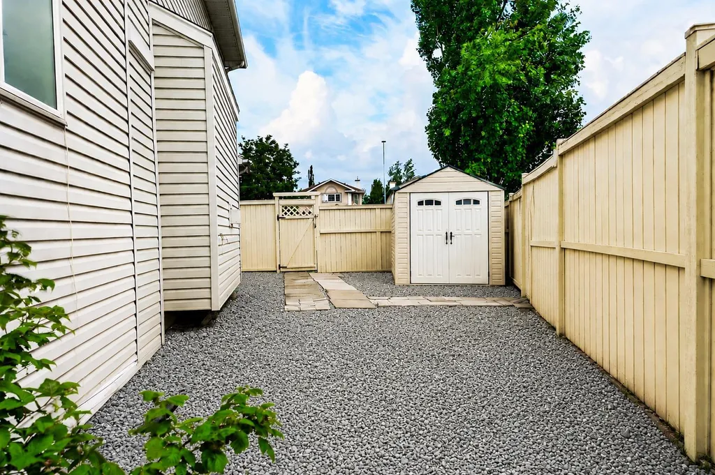 67 Douglas Ridge View SE Calgary AB T2Z 3C3