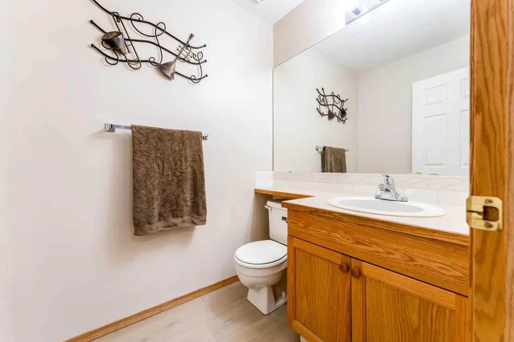 59 Erin Grove SE Calgary AB T2B 3L1