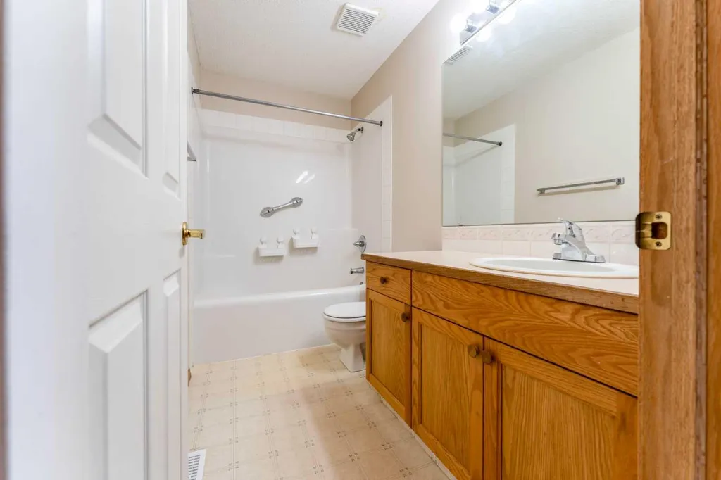 59 Erin Grove SE Calgary AB T2B 3L1