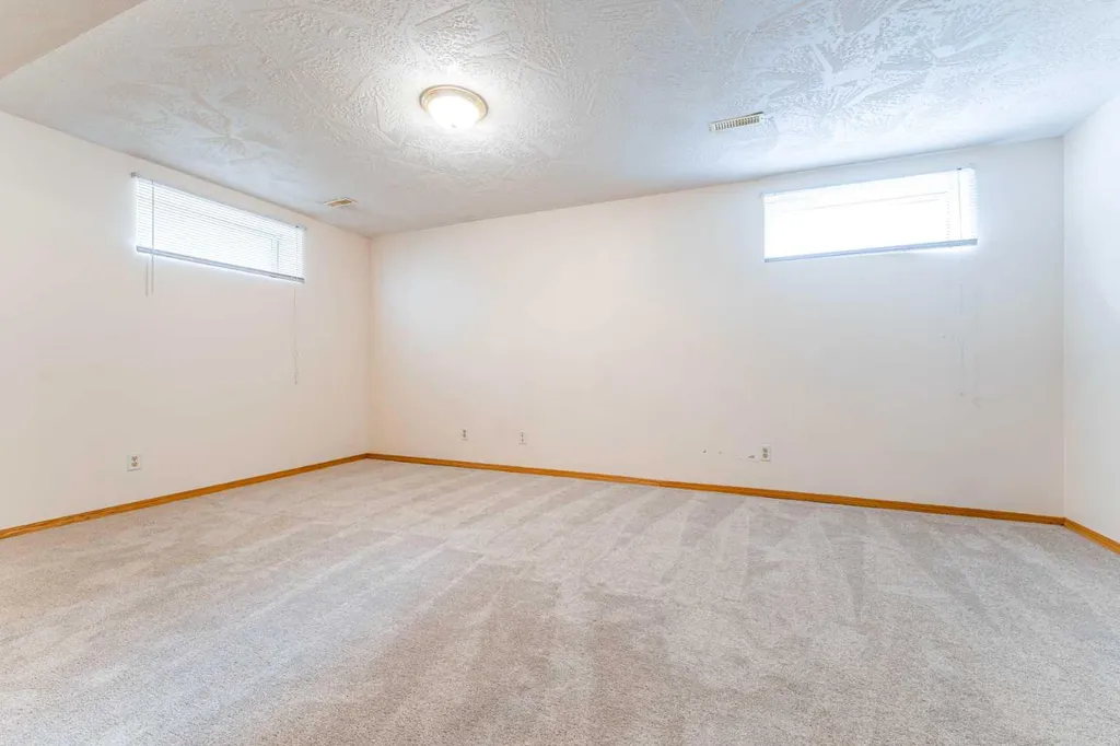 59 Erin Grove SE Calgary AB T2B 3L1