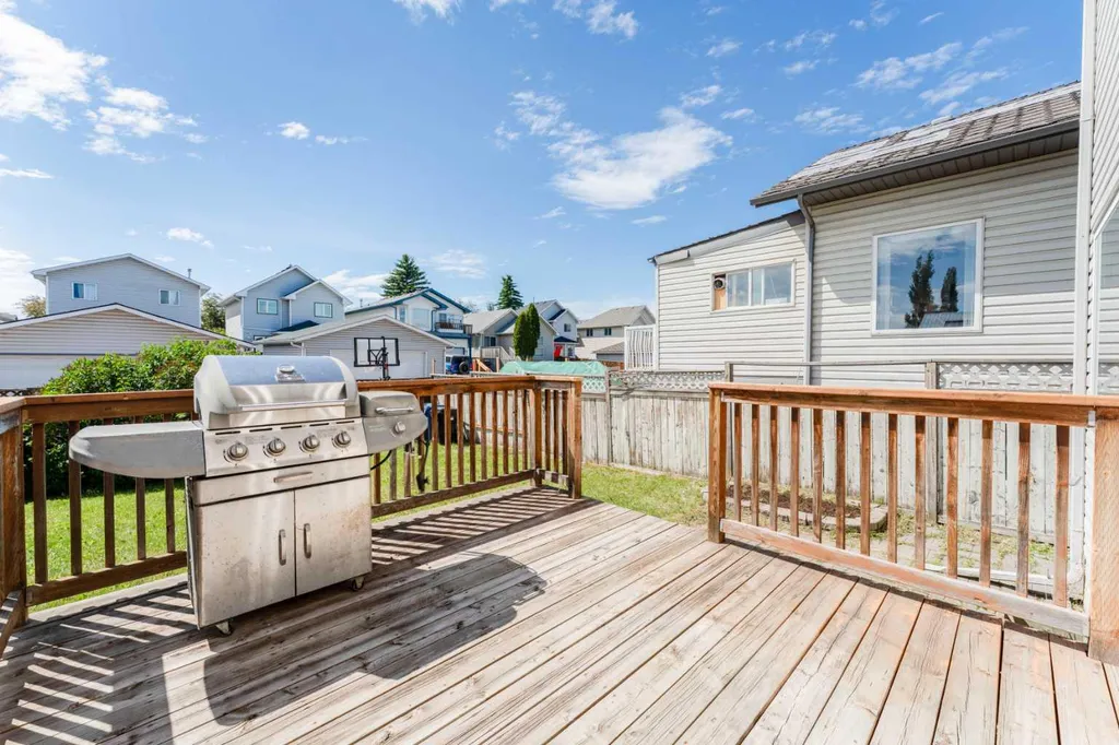 59 Erin Grove SE Calgary AB T2B 3L1