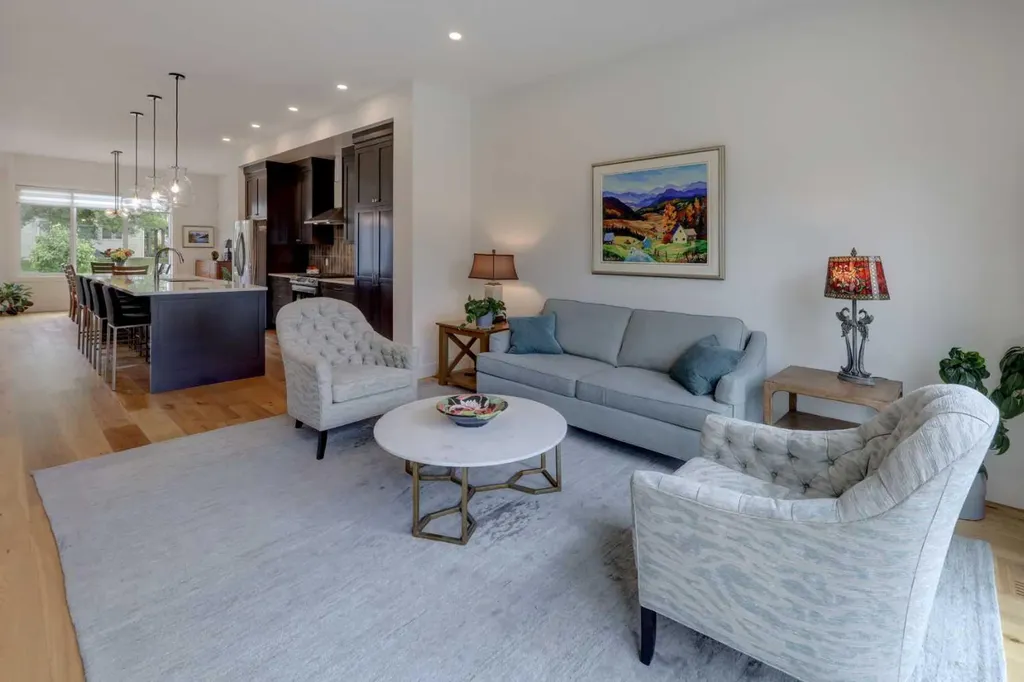 3337 41 Street SW Calgary AB T3E 3L3