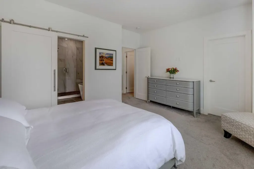 3337 41 Street SW Calgary AB T3E 3L3