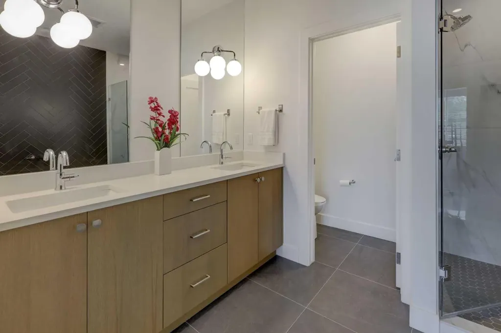 3337 41 Street SW Calgary AB T3E 3L3