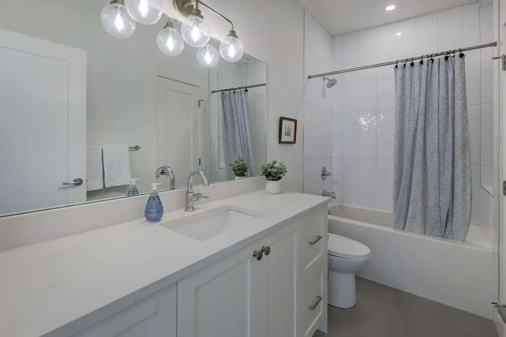 3337 41 Street SW Calgary AB T3E 3L3
