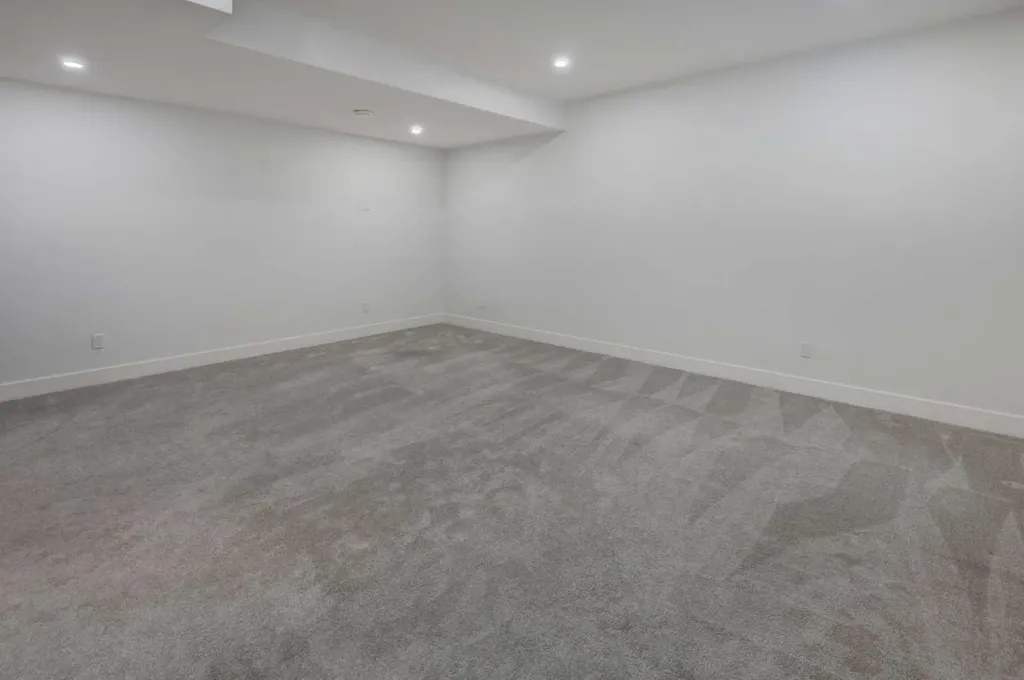 3337 41 Street SW Calgary AB T3E 3L3