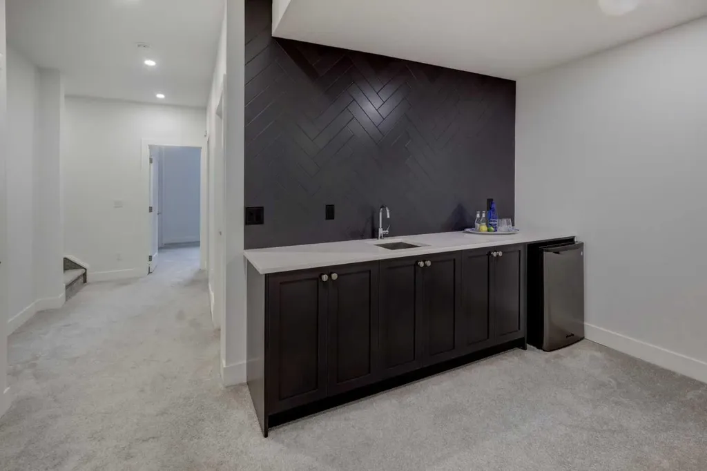 3337 41 Street SW Calgary AB T3E 3L3