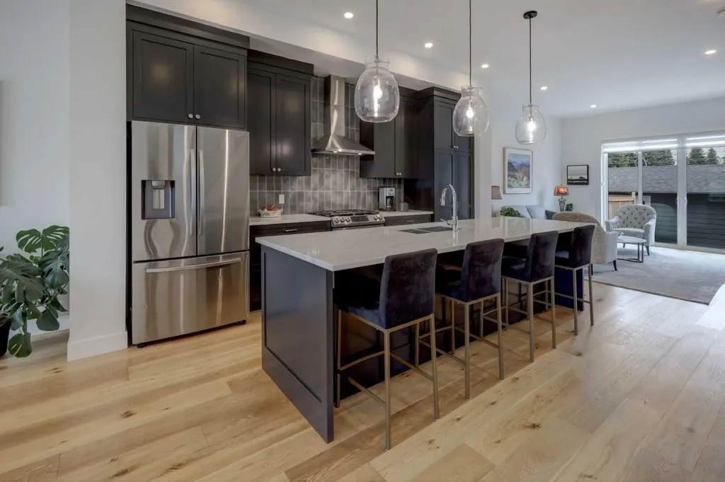 3337 41 Street SW Calgary AB T3E 3L3