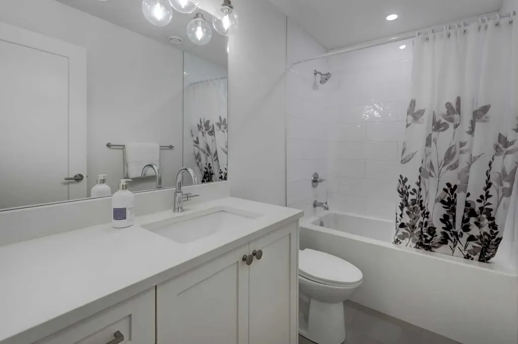3337 41 Street SW Calgary AB T3E 3L3