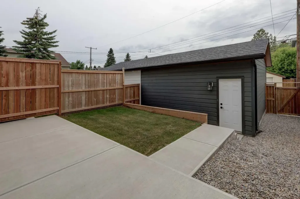 3337 41 Street SW Calgary AB T3E 3L3