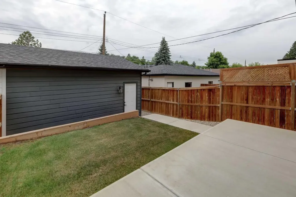 3337 41 Street SW Calgary AB T3E 3L3