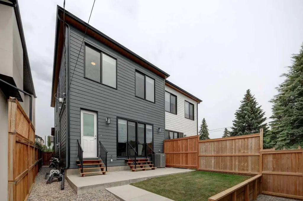 3337 41 Street SW Calgary AB T3E 3L3