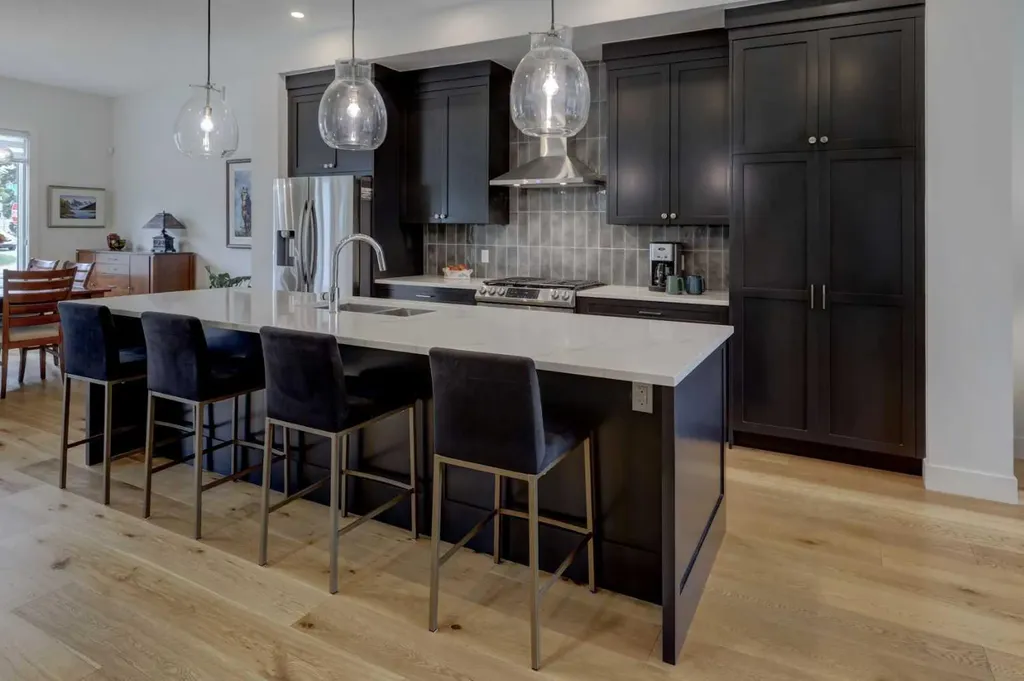 3337 41 Street SW Calgary AB T3E 3L3