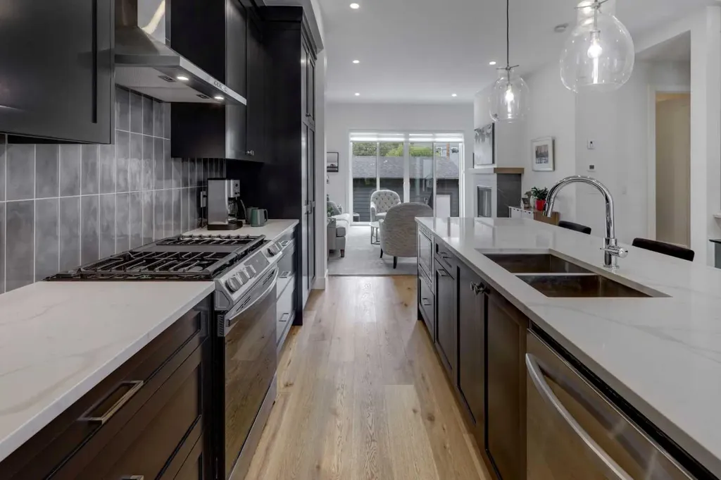 3337 41 Street SW Calgary AB T3E 3L3