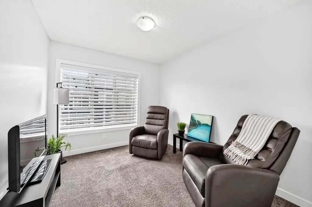 374 Nolancrest Heights NW Calgary AB T3R 0Y1
