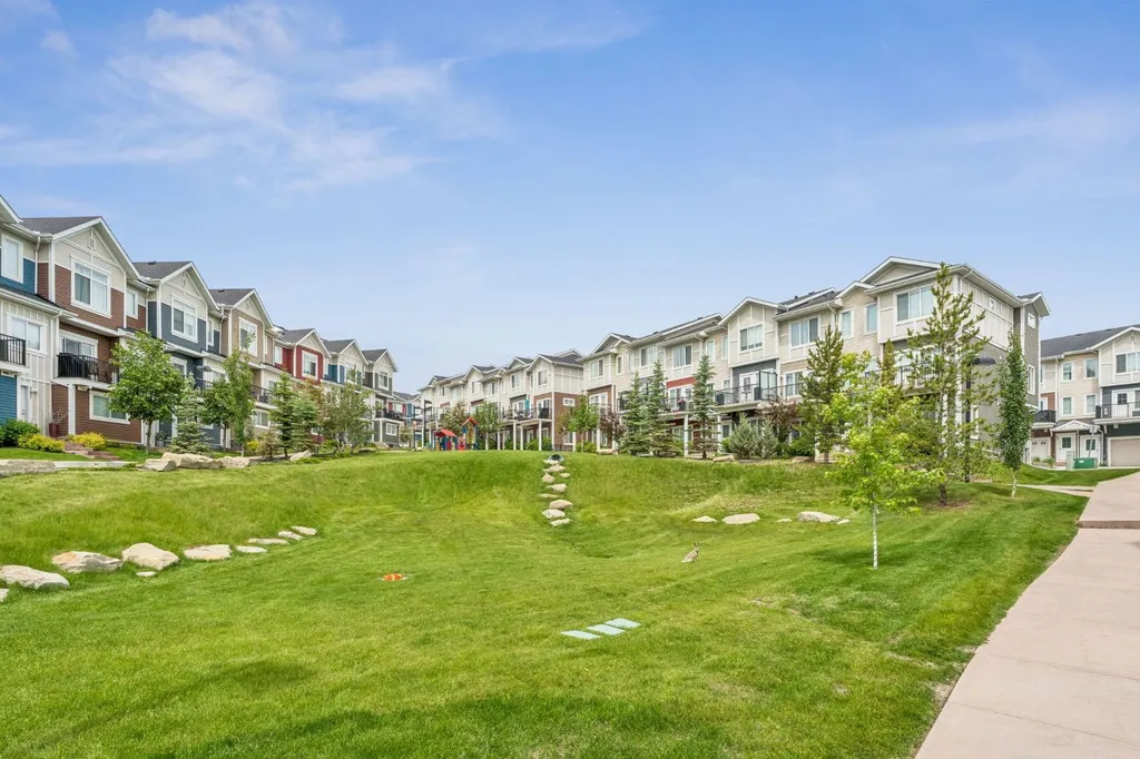 374 Nolancrest Heights NW Calgary AB T3R 0Y1