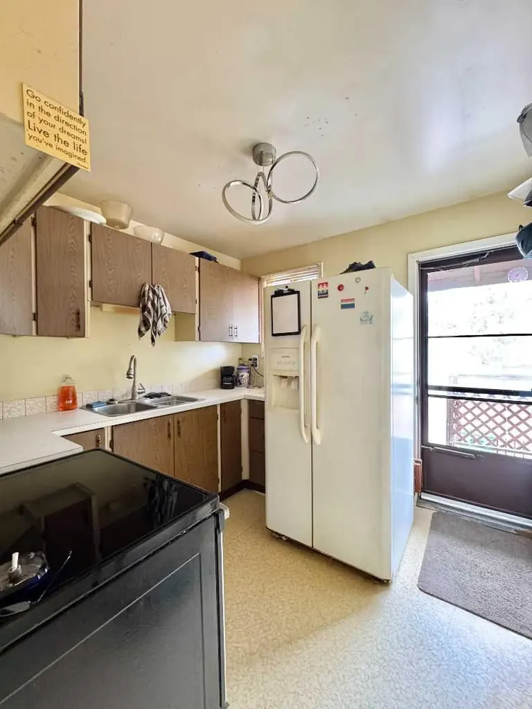 2308 13 Street N Lethbridge AB T1H 4Y5
