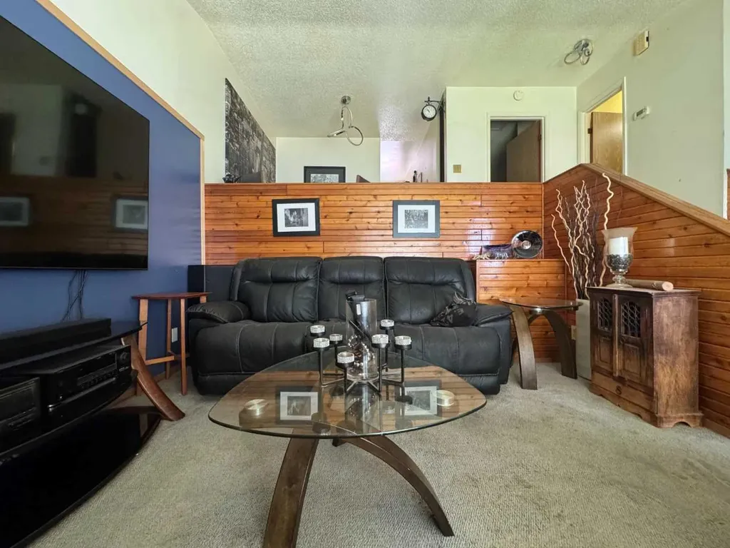 2308 13 Street N Lethbridge AB T1H 4Y5