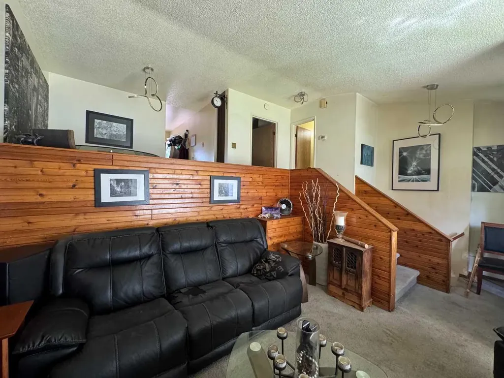 2308 13 Street N Lethbridge AB T1H 4Y5