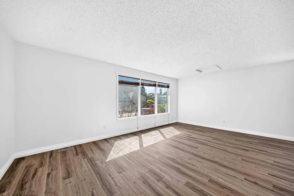91 Cedarwood Hill SW Calgary AB t2w3h4