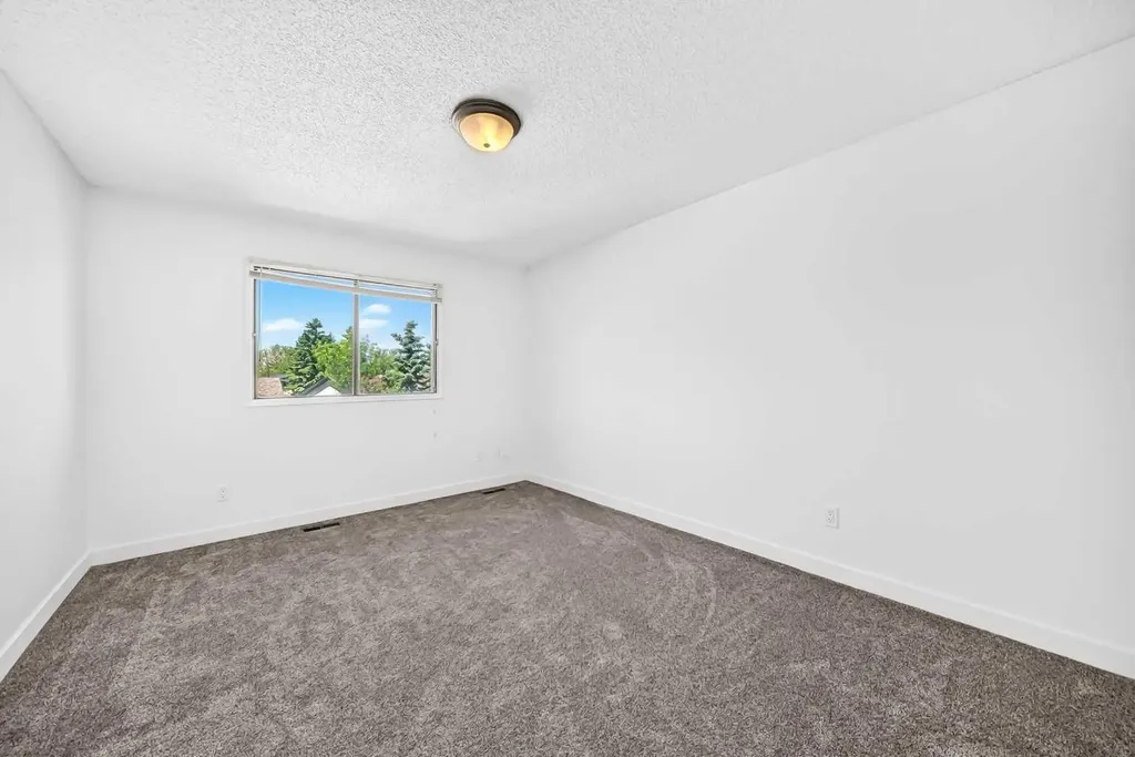 91 Cedarwood Hill SW Calgary AB t2w3h4