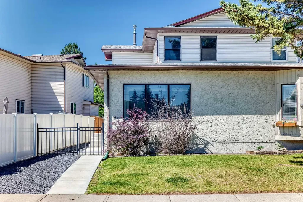 91 Cedarwood Hill SW Calgary AB t2w3h4