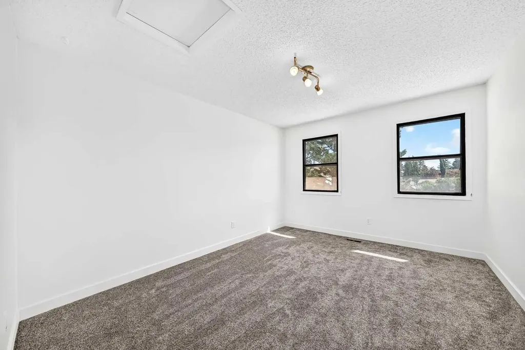 91 Cedarwood Hill SW Calgary AB t2w3h4