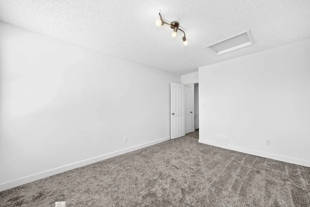 91 Cedarwood Hill SW Calgary AB t2w3h4