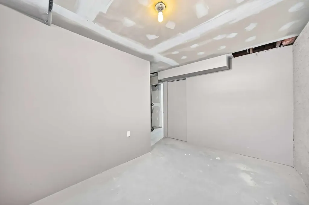 91 Cedarwood Hill SW Calgary AB t2w3h4