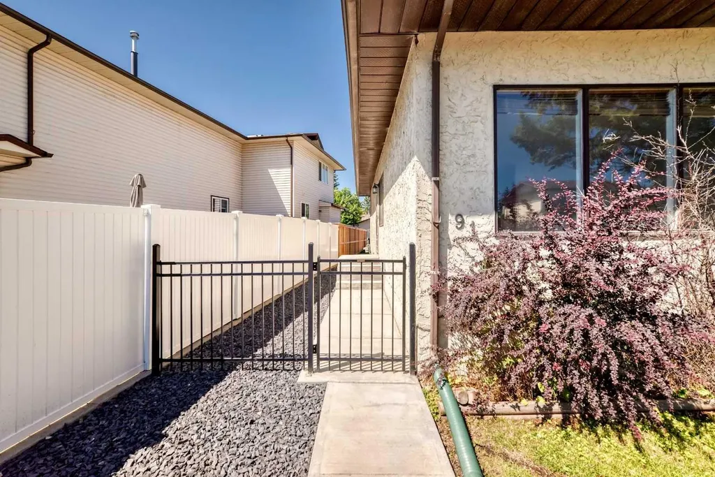 91 Cedarwood Hill SW Calgary AB t2w3h4