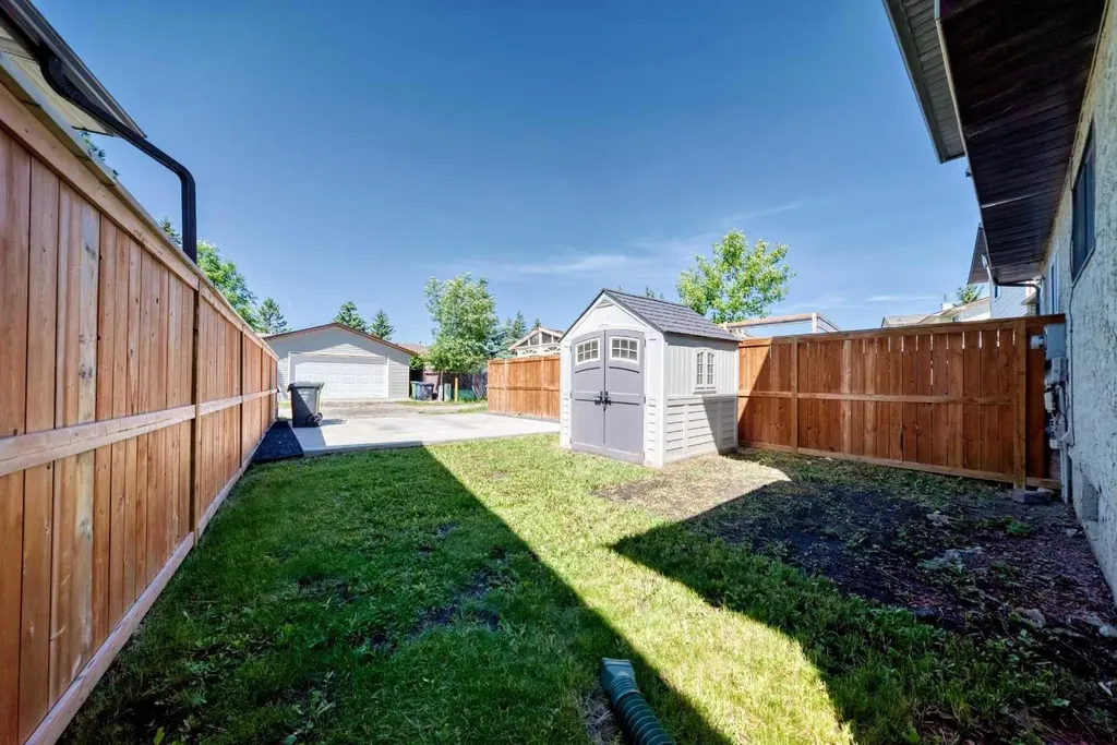 91 Cedarwood Hill SW Calgary AB t2w3h4