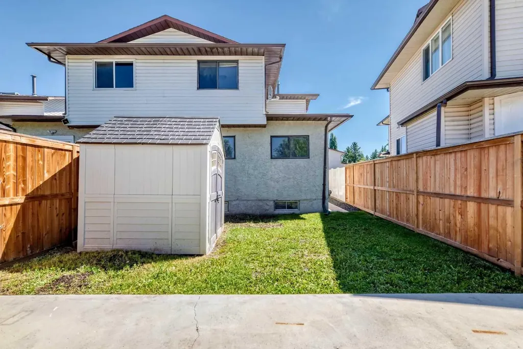 91 Cedarwood Hill SW Calgary AB t2w3h4