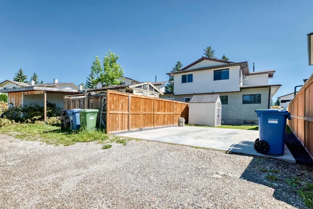 91 Cedarwood Hill SW Calgary AB t2w3h4