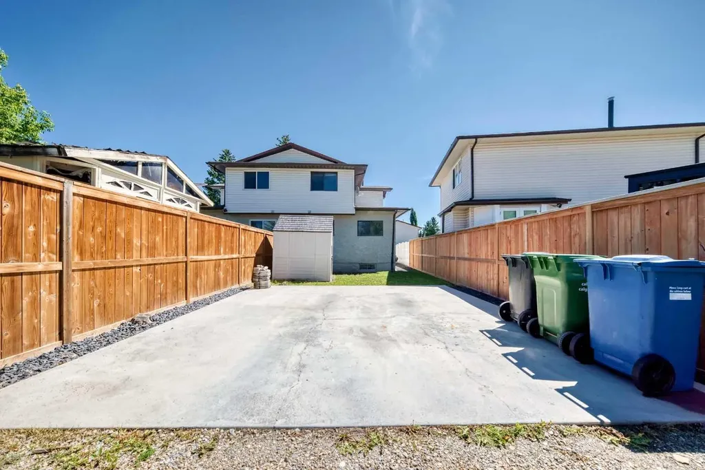 91 Cedarwood Hill SW Calgary AB t2w3h4