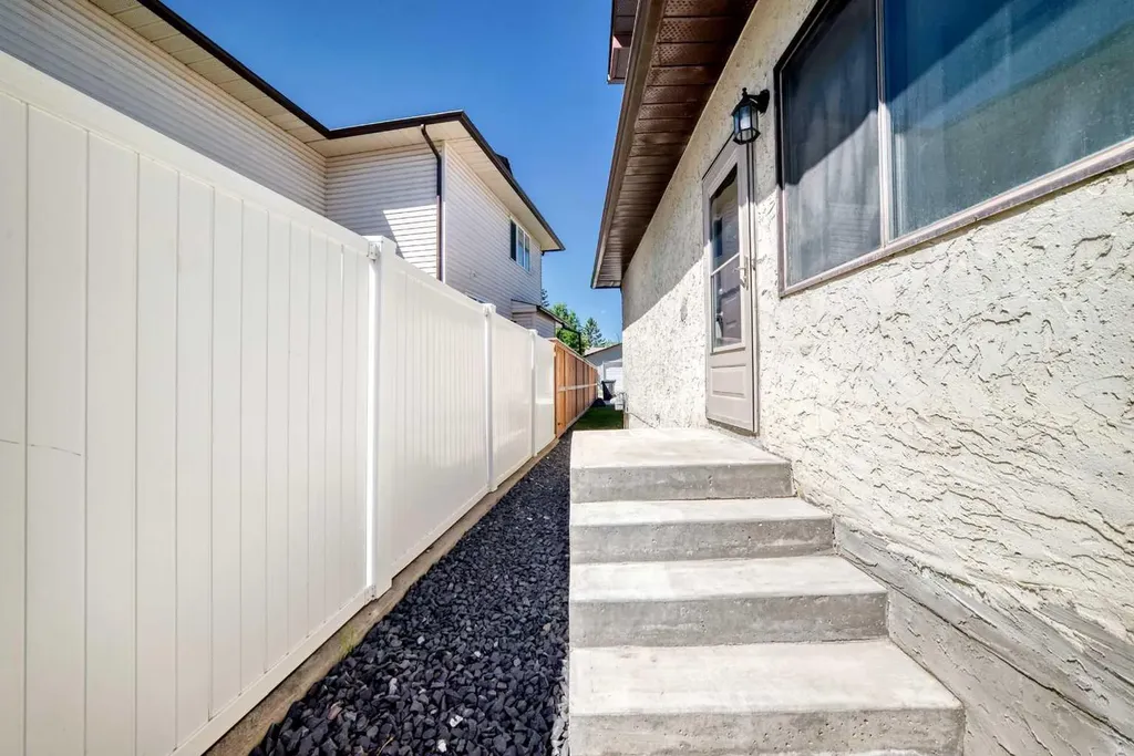 91 Cedarwood Hill SW Calgary AB t2w3h4